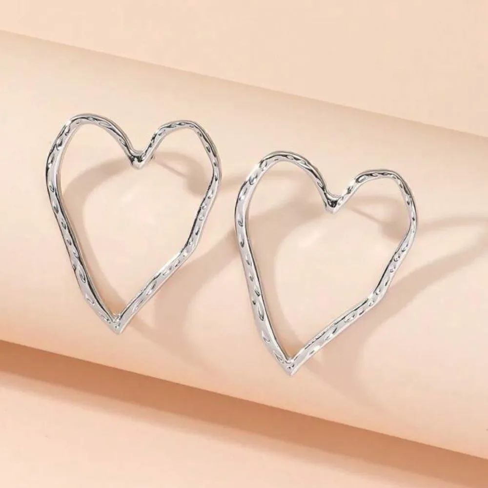 Silver heart earrings A117